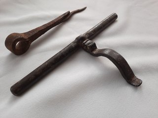 Cerrojo de forja antiguo con asa curva y enganche