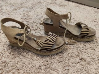 Sandalias de cuña con estampado cebra