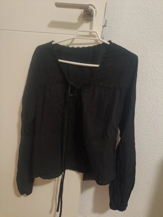 Blusa Negra Cuello de Pico Talla S