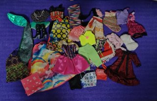 Set di abbigliamento Barbie e un paio di stivali