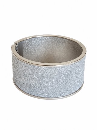 Pulsera plateada con acabado texturizado