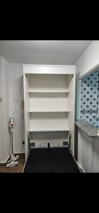 Cama abatible blanca con estanterías tengo dos
