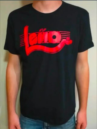 PATRICIA // CAMISETA NEGRA EN L - LEÑO //