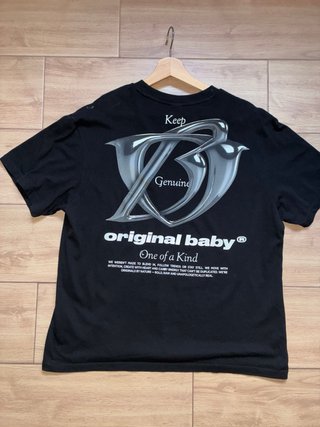 Camiseta Negra Bershka con Texto Blanco Talla M