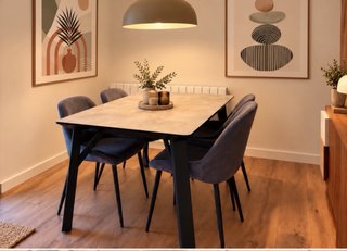 Conjunto Comedor: Mesa Extensible y 4 Sillas