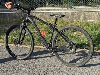 Bicicleta de Montaña Negra y Naranja
