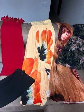 Lote de vestidos de mujer y falda pantalón