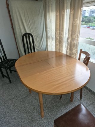Mesa Redonda de Madera y 4 Sillas