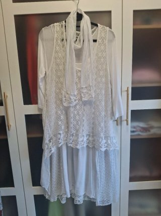 Vestido con chaleco y fular blanco