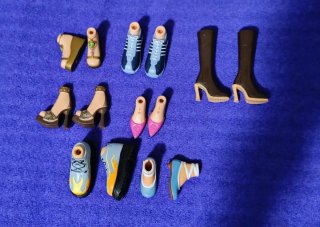 Set di 7 paia di scarpe e stivali per bambole Bratz