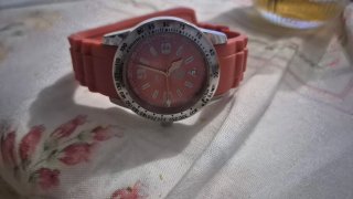 Reloj con correa de silicona rosa