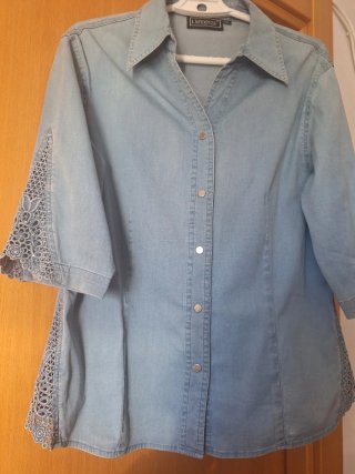 Camisa Vaquera Azul con Detalles de Encaje