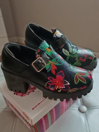 Zapatos Negros con Estampado Floral