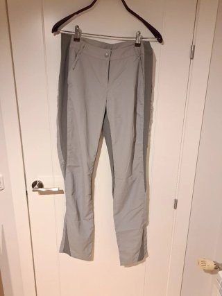 1. Pantalón de trekking Quechua gris