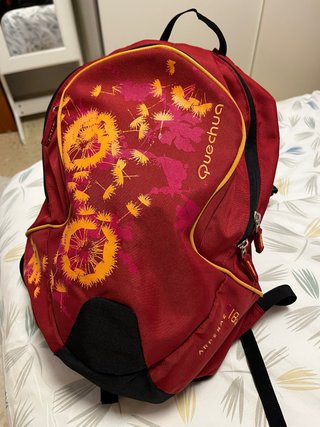 Mochila Quechua modelo Arpenaz Roja.