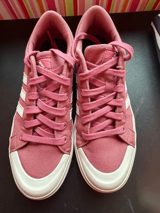 Zapatillas Adidas Rosa con puntera reforzada.