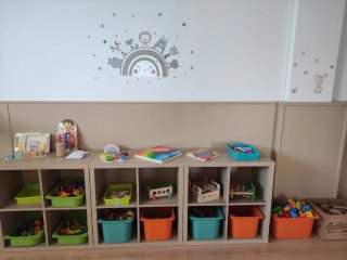Estantería de Madera con Cajas de Colores