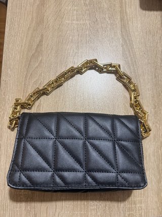 Bolso Negro Acolchado con Cadena Dorada