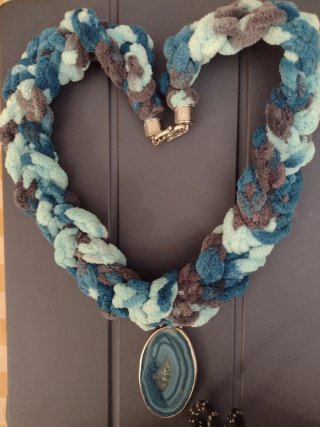 Collar de Ganchillo con Piedra Ágata