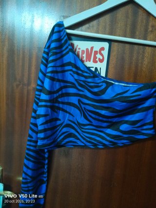 Top asimétrico estampado azul y negro