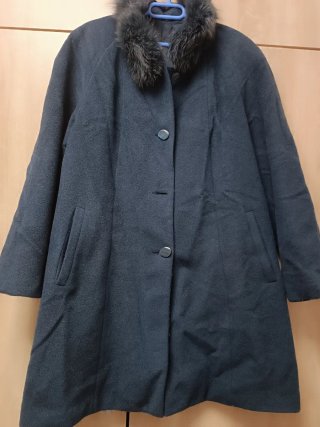 Abrigo Negro con Cuello de Pelo