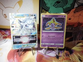 Cartas Pokémon Vulpix VASTRO y Jirachi Luminoso