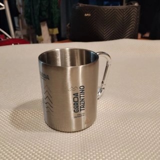 Tazza in metallo con moschettone