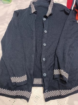 Chaquetilla azul con detalles geométricos
