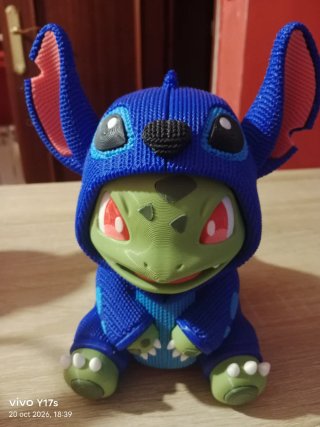 Figura Bulbasaur con Disfraz de Stitch