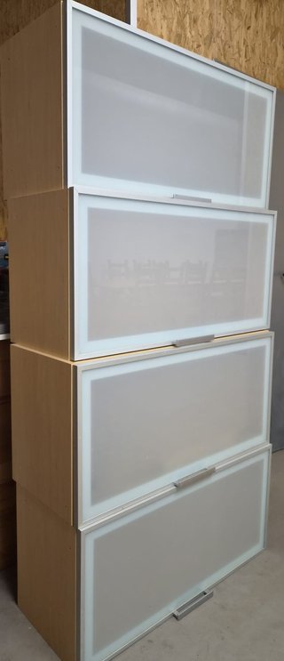 Armario de cocina con puertas de cristal