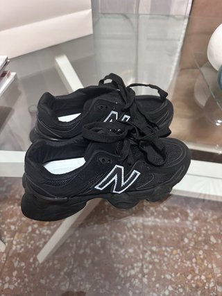 Zapatillas New Balance Negras. Corre pequeño