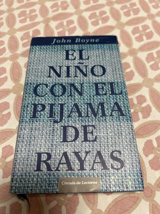 El niño con el pijama de rayas