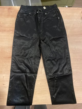 Pantalón tipo leggin efecto cuero negro