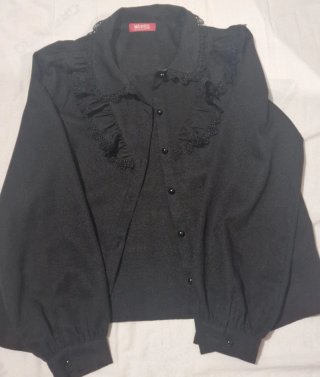 Blusa Negra de Manga Larga con Volantes