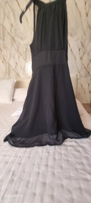 Vestido negro de fistas de gasa muy elegante