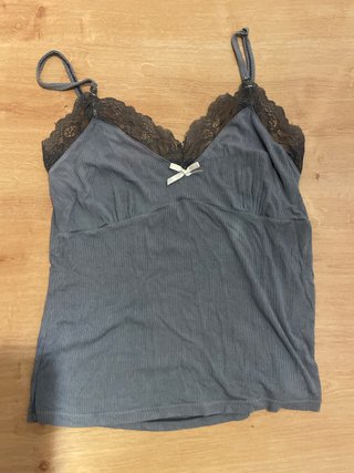 Camiseta de pijama azul claro con encaje y lacito