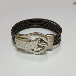 Pulsera de cuero con hebilla metálica