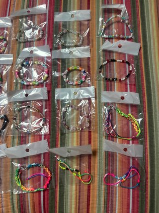 Lote de 14 Pulseras para Niñas cada una a dos euro