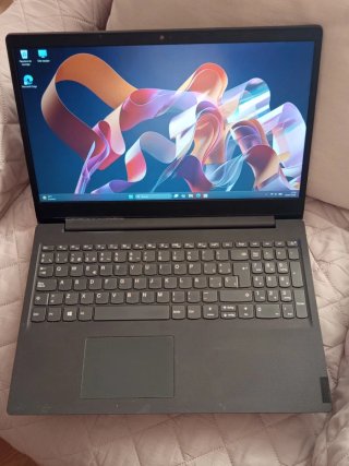 Portátil Lenovo 15,6 i3 10th 8GB RAM 240GB SSD