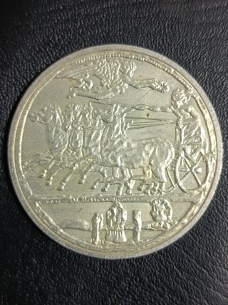 Moneda con relieve de cuadriga