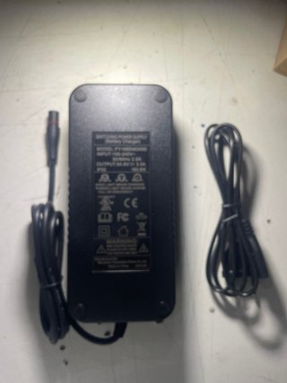 Cargador Patinete Eléctrico 54.6V 3A
