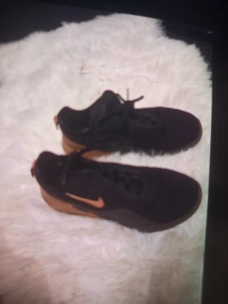 Zapatillas Nike Negras y tono maquillaje