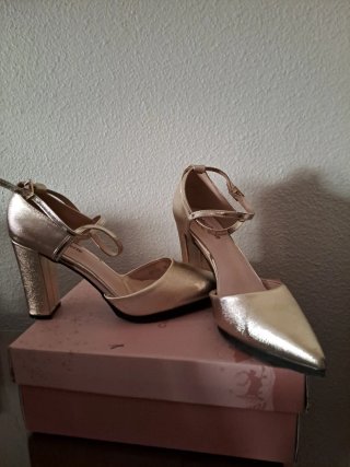 Zapatos de tacón dorados talla 38
