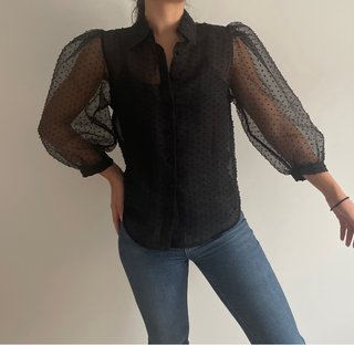 Blusa negra Stradivarius con mangas abullonadas