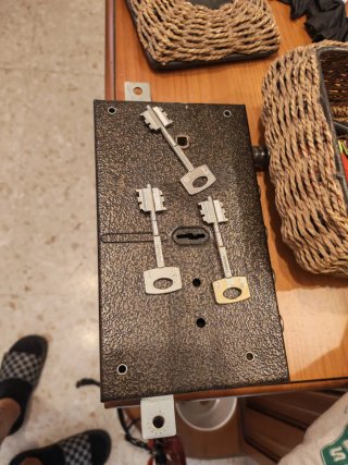 Cerradura de Borjas con 4 llaves