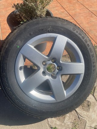 Llanta Audi con neumático 195/65 R16
