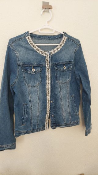 Chaqueta vaquera con detalles de perlas