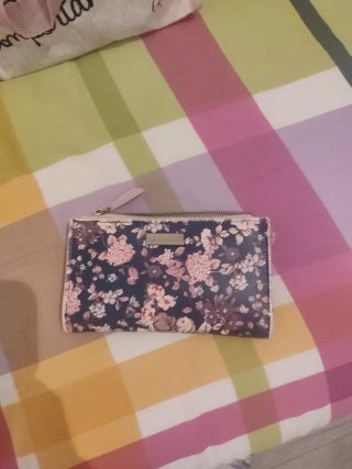 Cartera con estampado floral