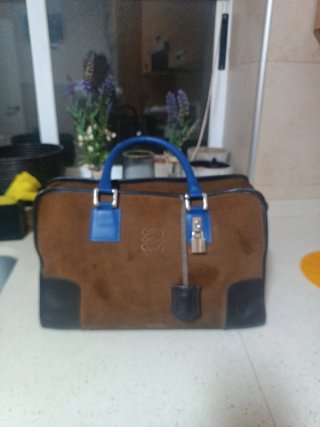 Bolso de piel marrón y azul