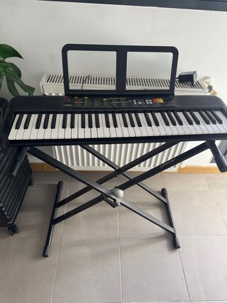 Teclado Yamaha con Soporte